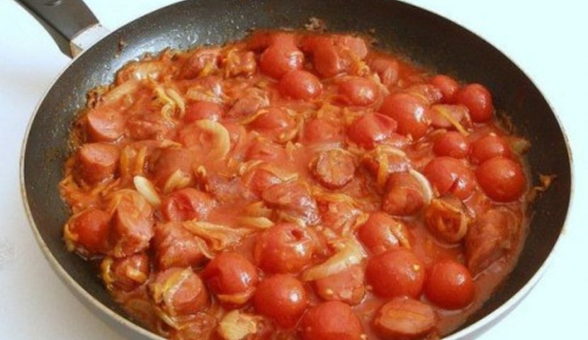 Колбаски в томатном соусе