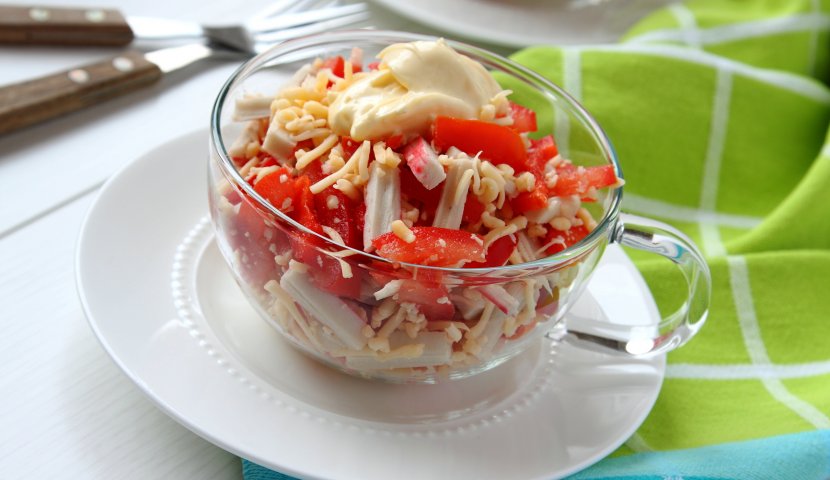 Салат из крабовых палочек с помидорами