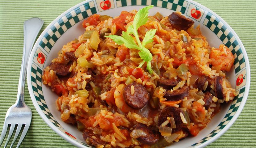 Жареный рис с колбасками и фасолью
