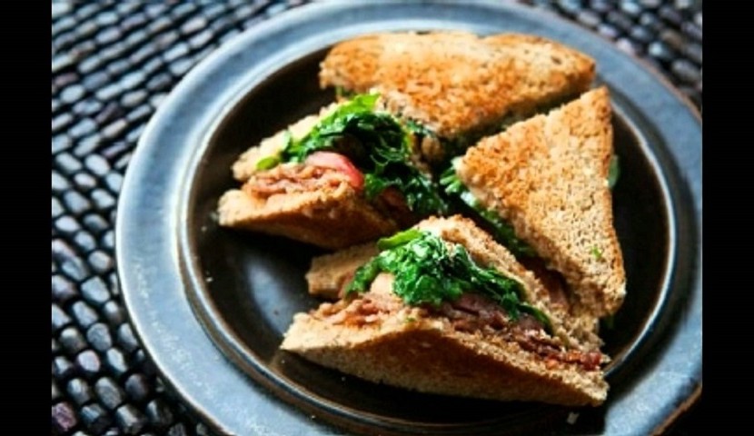 Сэндвич с беконом и рукколой