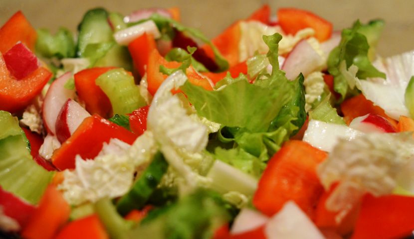 Летний овощной салат с соусом