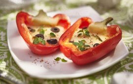 Запеченные перцы с моцареллой и маслинами